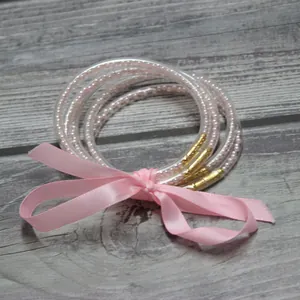 Juego de 5 brazaletes de perlas rosas en tubos transparentes con lazo decorativo de seda