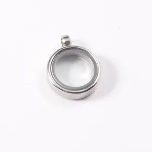 Primo piano di un ciondolo locket rotondo in acciaio inossidabile con vetro trasparente