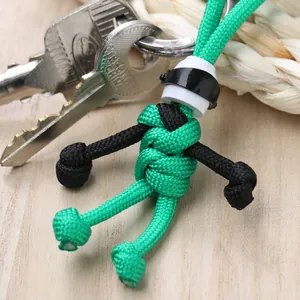 Creatieve handgemaakte groene en zwarte paracord motorrijder sleutelhanger met mini-helm