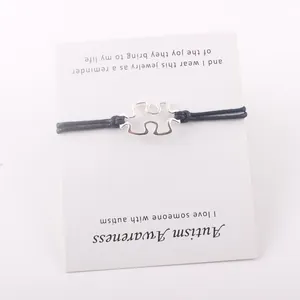 Detail van Autism Awareness puzzelarmband op witte displaykaart