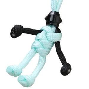 Creatieve handgeweven paracord motorrijder sleutelhanger met een mini zwarte helm