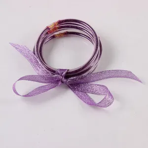 Set van 5 paarse siliconen glitterarmbanden versierd met een feestelijke strik van lint