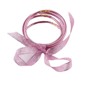Een set van 5 roze glitter siliconen armbanden met een prachtig sprankelend roze sierlint
