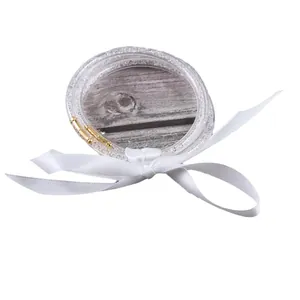 Brazaletes de silicona transparente con pedrería y lazo de cinta blanca suave.
