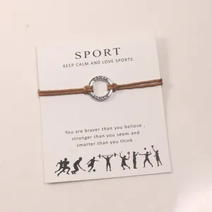 Κοντινό πλάνο του βραχιολιού Sport με χαραγμένο ασημένιο δαχτυλίδι DANCE σε κάρτα