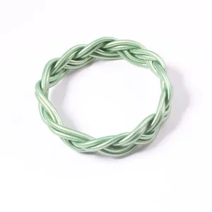 Détail montrant le tressage complexe à 6 brins du bracelet en tube PVC vert menthe