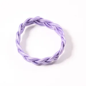Gros plan d'un bracelet en tube PVC tressé lavande avec un design torsadé à 6 fils