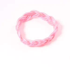 Détail du bracelet en PVC tressé rose avec une finition nacrée et brillante.