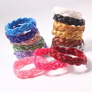 Vue détaillée de bracelets en PVC tressé à 6 fils de plusieurs couleurs empilés