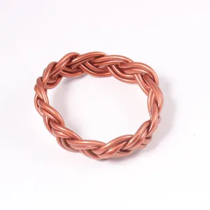 Détail en gros plan d'un bracelet jonc tressé en silicone cuivré