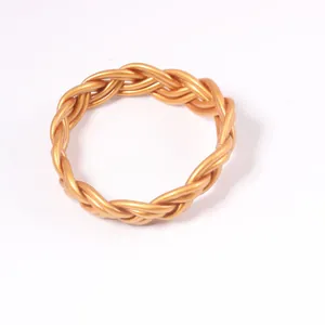 Détail d'un bracelet jonc en gelée tressé doré fabriqué en matériau PVC souple et léger