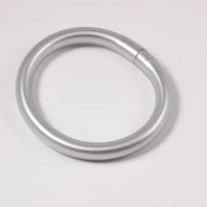 Gedetailleerde weergave van een dikke zilveren siliconen armband van 10 mm dik
