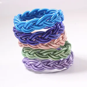 Bracelets en tube PVC tressé multicolores empilés avec un design de corde à 6 fils