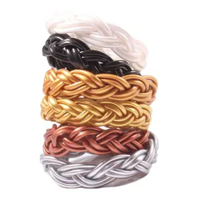 Bracelets tressés en PVC empilés multicolores avec design à 6 fils et finition métallique.