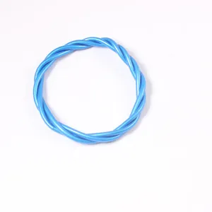 Détail macro d'un bracelet en PVC tressé bleu à trois fils sur un fond blanc épuré