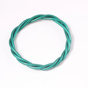 Vue rapprochée d'un bracelet en PVC tressé à trois brins de couleur vert sarcelle