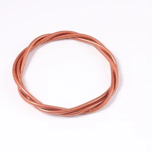 Vue détaillée de la texture torsadée à 3 brins de ce bracelet en PVC doré.