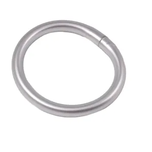Zilverkleurige metallic lak siliconen armband in 10 mm dik punkstijl ontwerp