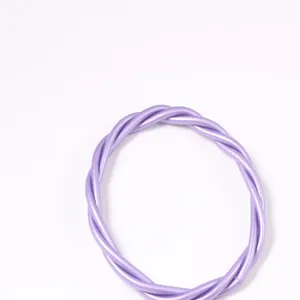 Vue détaillée d'un bracelet en corde de PVC torsadée lavande avec finition nacrée élégante