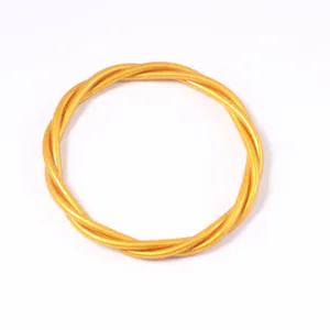 Vue détaillée d'un bracelet en corde torsadée en PVC doré à trois brins avec tresses.