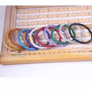 Lot de bracelets en PVC tressé coloré avec une finition brillante en feuille