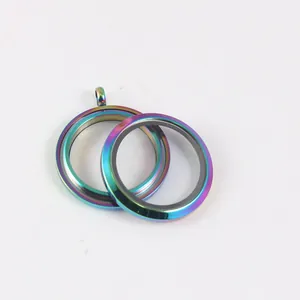 Vue rapprochée d'un pendentif locket flottant de 34mm en acier inoxydable arc-en-ciel