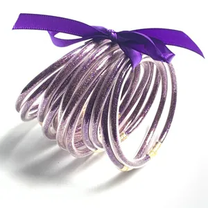Set van tien paarse glitter jelly armbanden met een bijpassende satijnen strik