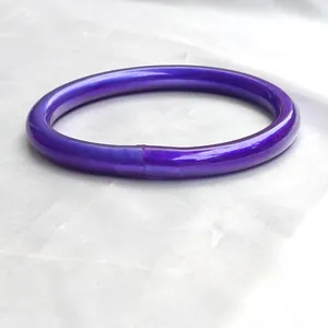 Détail en gros plan d'un bracelet jonc bouddhiste en silicone violet brillant de 9 mm