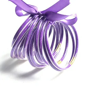 Elegante set van 12 paarse glitter jelly armbanden met een bijpassende satijnen strik