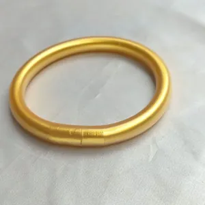 Détail d'un jonc bouddhiste en silicone doré de 9 mm d'épaisseur au fini brillant