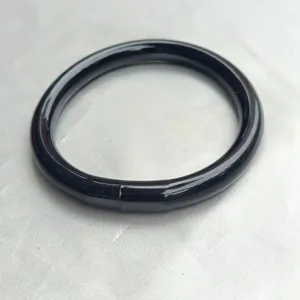 Détail d'un bracelet jonc bouddhiste en silicone noir brillant de 9 mm d'épaisseur.