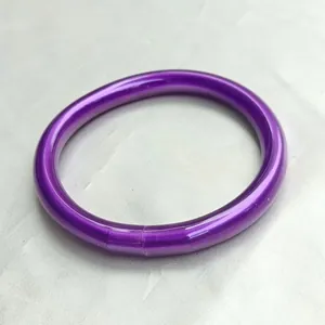 Vue détaillée d'un jonc bouddhiste en silicone violet scintillant de 9 mm d'épaisseur