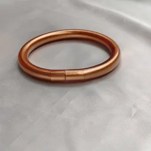 Vue détaillée d'un jonc bouddhiste en silicone couleur cuivre de 9mm d'épaisseur