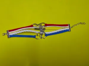 Mehrlagiges geflochtenes Armband mit bunten Herz- und Puzzleteil-Anhängern für Damen