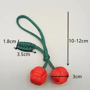 Porte-clés cerise rouge tissé main mignon avec mesures de taille détaillées en cm.