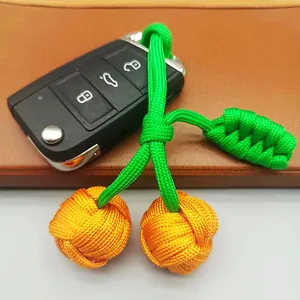 Détail macro d'un porte-clés cerise tissé à la main attaché à une clé de voiture