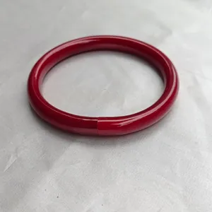 Vue détaillée du bracelet bouddhiste rouge en silicone de 9 mm, finition brillante