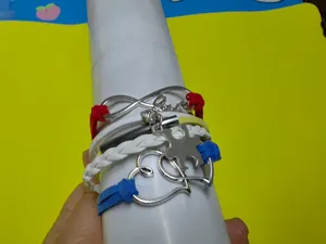 Detailansicht geflochtener Armbänder für Autismus-Bewusstsein mit Herz- und Puzzleteilen