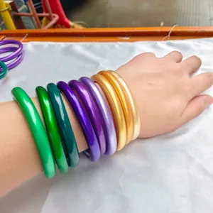 Gros plan détaillé des bracelets en silicone Jonc Bouddhiste de 9mm portés au poignet.