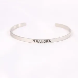 Vista dettagliata del bracciale rigido in acciaio inossidabile da 4 mm con GRANDPA.