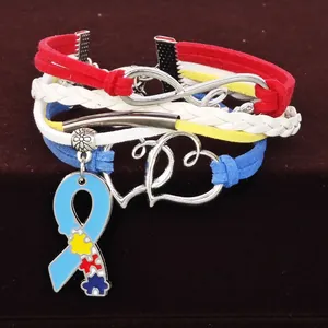 Detailansicht des mehrlagigen Autismus-Armbands mit Herz- und Schleifenanhängern