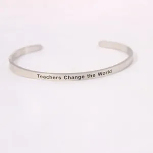 Détail du bracelet jonc en acier inoxydable argenté avec gravure Teachers Change the World