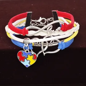 Detailansicht des Autism-Bewusstsein-Armbands mit Herz-Puzzle und Love-Anhänger