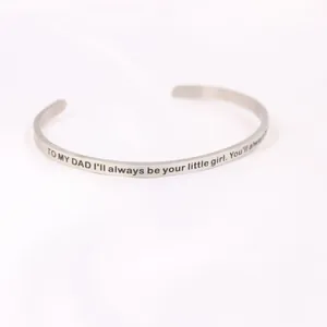 Dettaglio di bracciale rigido in acciaio argento con incisione speciale 'TO MY DAD'