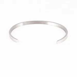 Bracelet jonc ouvert minimaliste de 4mm en acier inoxydable argenté au fini poli