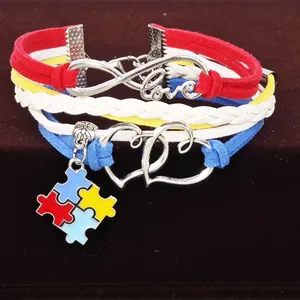 Handgefertigtes mehrlagiges Herzarmband mit Autism Awareness Puzzle-Anhänger.
