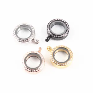 Vue détaillée de pendentifs médaillons en verre ronds en quatre finitions avec cristaux