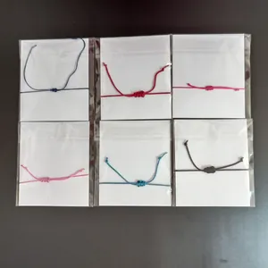 Set aus 6 bunten handgewebten Kordelarmbändern mit verstellbarem Schiebeknotenverschluss.