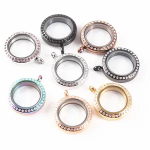 Vue détaillée de divers pendentifs médaillons en acier inoxydable avec strass brillants