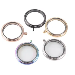 Lot de cinq pendentifs médaillons en acier inoxydable et verre avec strass brillants